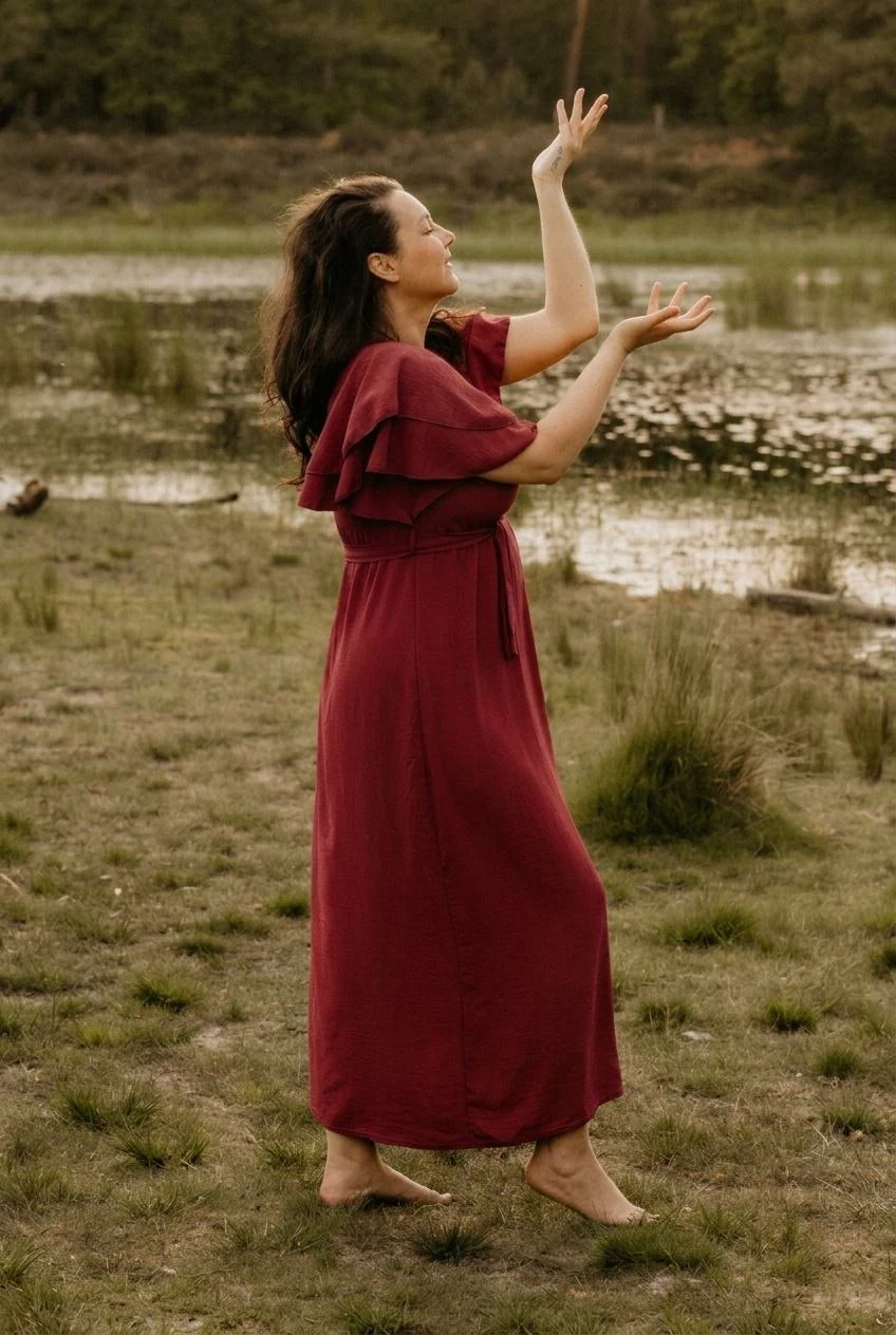 Deborah in een wijnrode jurk bij het water