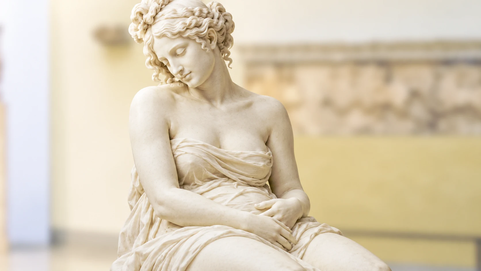 Een vrouwelijke sculptuur met rustige aandacht bij haar buik